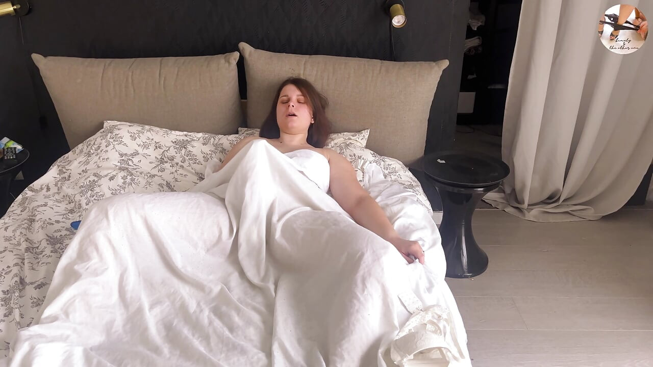 Evde tek başına mastürbasyon yapan amcık çarşafların altında oynuyor