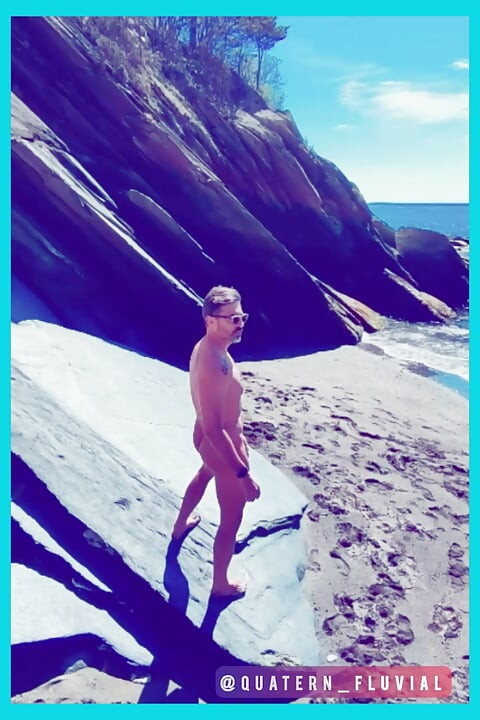 Gola na lokalnoj plaži Dopuštam Suncu da Me Udari u Tijelo