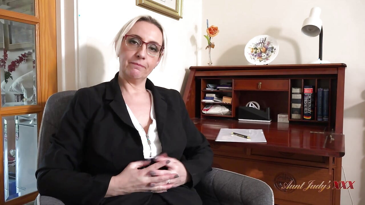 Tantejudysxxx - Rondborstige MILF Directrice Keira Moet Je Op Haar Kantoor Zien