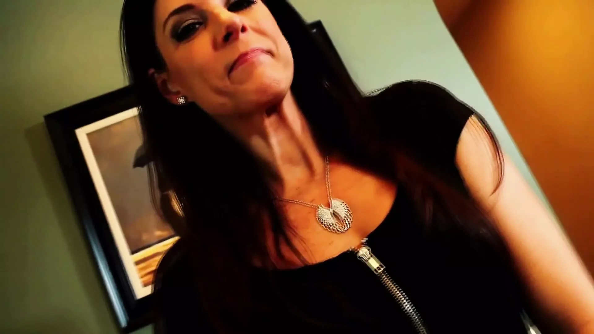 Azgın orta yaşlı seksi kadın India Summer amını siktiriyor ve yüzünü dölle kaplıyor