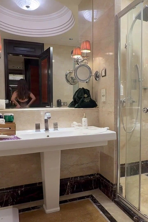 Cowok kulit putih kontol besar ngentot memek lulu si cewek mungil liar tanpa kondom
