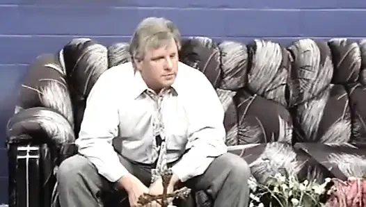 Genç zenci amcık yalıyor ve yaşlı adam tarafından sikiliyor