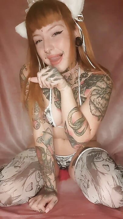 Urocza uległa kotka uwielbia grać