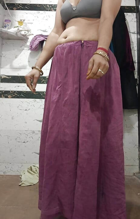 Priya bhabi hot body show in bathroom