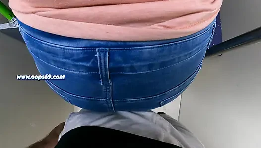 Bilinmeyen Kadın Trende Sikime Dokunuyor Ve Bu Oldu