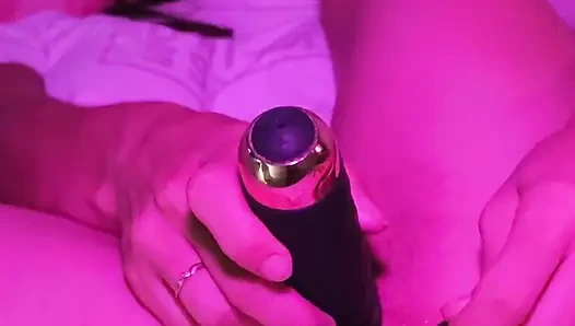 Cewek sange ini lagi asik muasin lubang pantatnya pakai mainan seks baru - solo anal