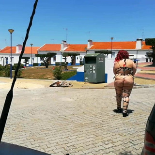 Mariquita caminando en lencería a plena luz del día