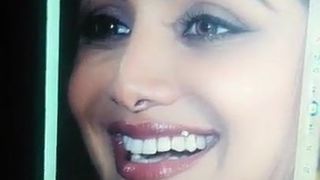 Shilpa Shetty крупным планом со спермой на лицо