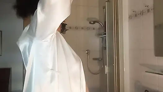 Olgun kadın duşta... Altın zincir misin yoksa şimdiden villam mı?