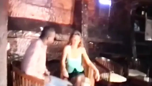 Горячую блондинку-блондинку трахнул черный мужик и официант в клубе!