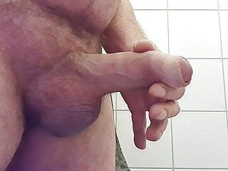 44 vieux papa ours branle sa grosse bite non coupée dans les toilettes publiques avec éjaculation (vue de face)