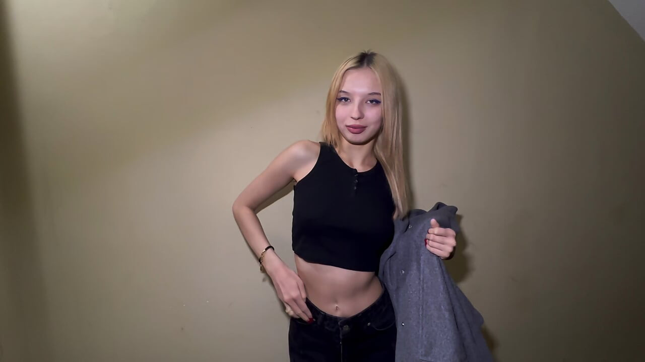 대학 졸업 후 건물 입구에서 여고생과 우연히 만난 그녀는 현금을 벌 수 있는 기회를 제공하기로 결정했습니다.