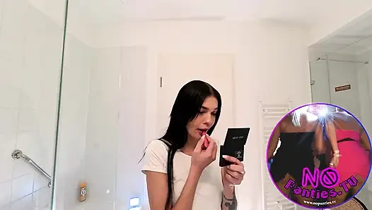 Heiße sexy schlanke schönheit mit enger muschi im badezimmer bereitet sich auf die nacht in einem in pink geschnittenen minirock vor