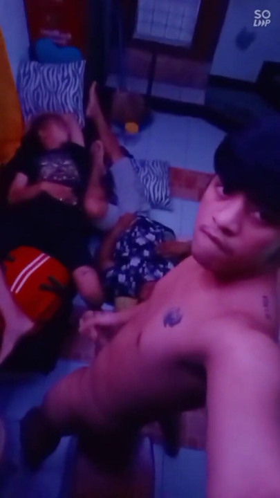내 휴식 친구 옆에 그의 하드 자지를 쳐주는 Pinoy Twink - Faphouse에서 풀 사정 | 흑인 대물 자지와 섹스하는 흑인 대물