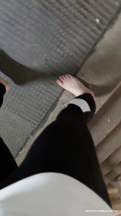 FEMBOY VERLOR eine WETTE: Ich verzichte auf meine weißen knöchelsocken in der Öffentlichkeit &ich komme barfuß in leggings nach hause