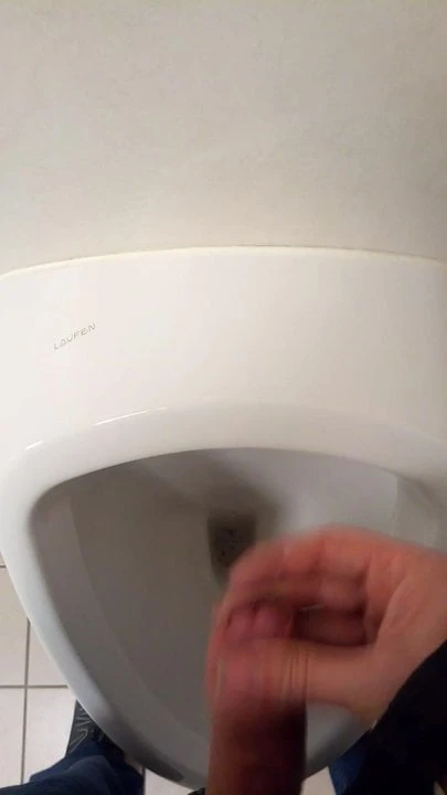 Geil am Urinal Auf der Arbeit Wichsen