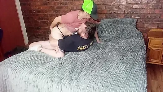 Er genoss es mit seinem sperma, das von mir tropfte