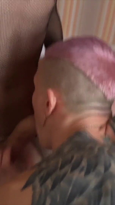 Гейский тройничок - двойное проникновение в задницу женского твинка заставляет мужиков кончить в одно и то же время | Клип 1