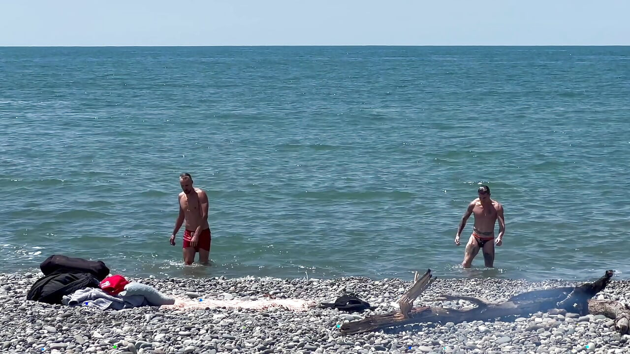 Sjajno jebanje nakon plivanja. Kit Belove svršava dva puta u guzicu Falcon Ala na plaži