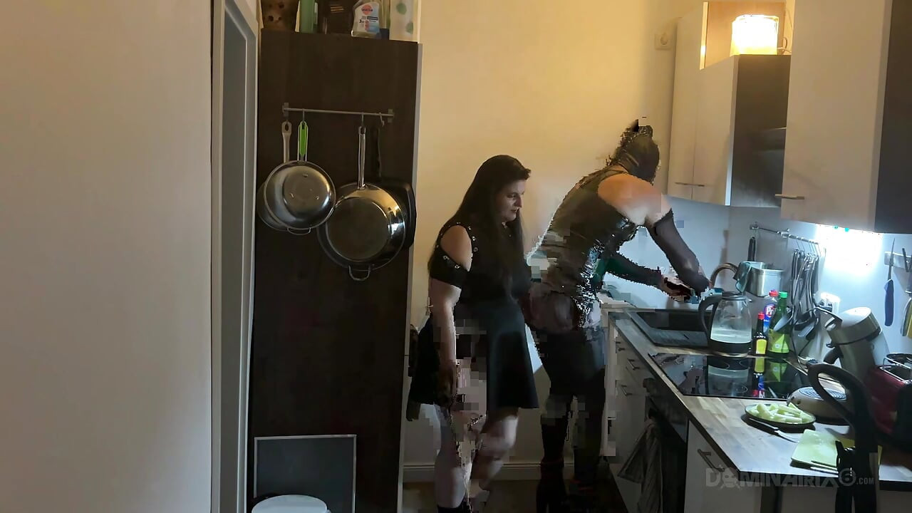 Kitchen Fisting Frenzy - Modne kællinger strakt vidt åbne