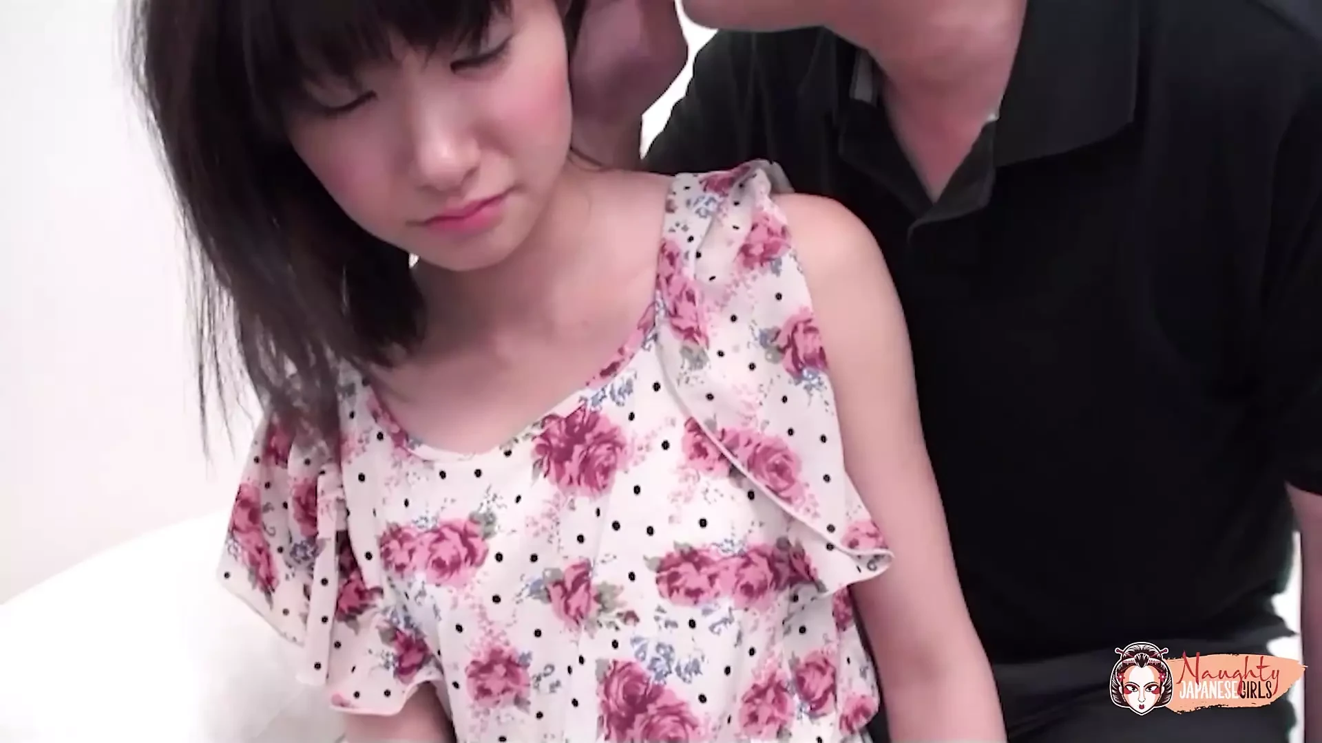 这个可爱的女孩活泼的奶子在她的男人又长又硬地抚摸她时弹跳