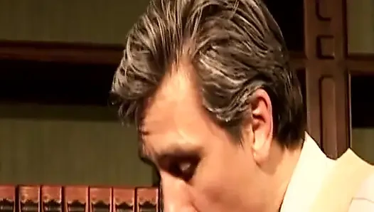 Doğal saçlı sarışın Alman genç erkek avcısı nostaljik sahnede anal seks yapıyor