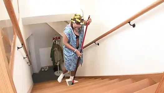 Deutsche hausfrau fickt besser, als sie das haus putzt