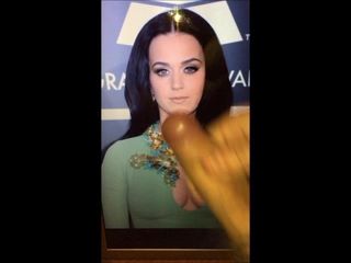 Katy Perry se hace una paja con el vestido verde