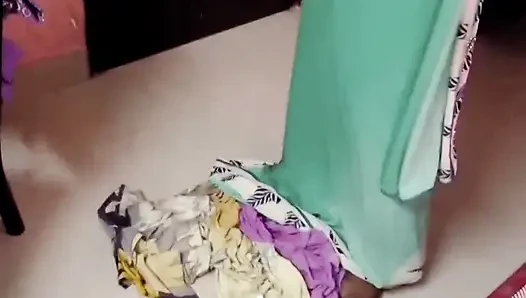 Hintli tamil evli kadın Renu ıslak çıplak vücut havlusu kuru ve yavaş sari pansumanla azdırıyor! Indianhotwifex