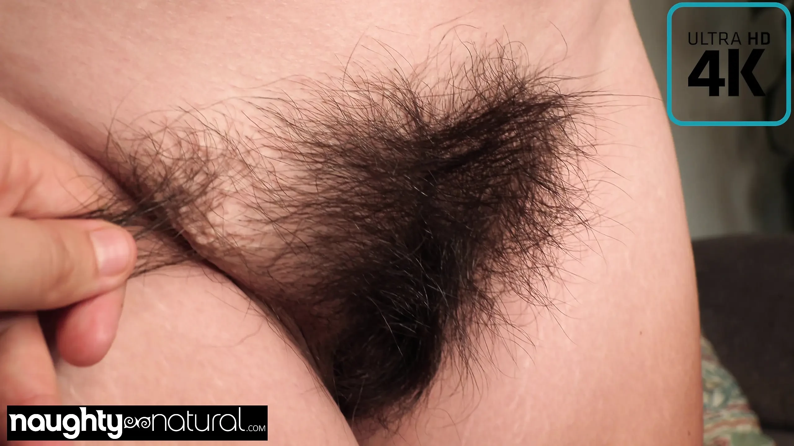 NAUGHTYNATURAL - 毛茸茸的女同性恋试镜沙发布鲁杰克斯宝贝和尼基银 XXX 素人试镜场景