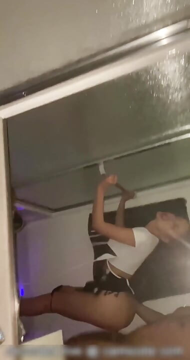 Follando a Su Pequeña Hermanastra Durante Una Fiesta Familiar