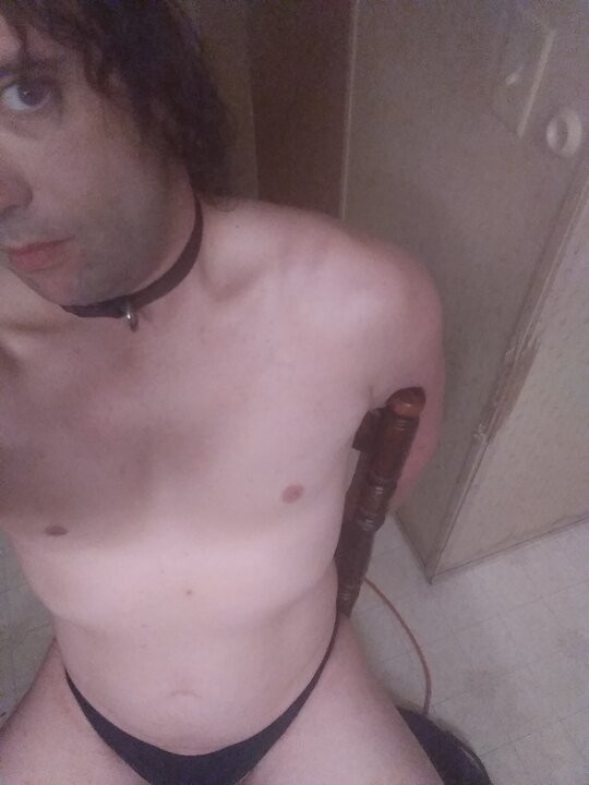 Chico heterosexual murmurando