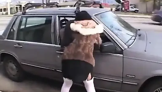 Волнистая шлюшка раздвигает ноги в стороны и принимает это с удовольствием
