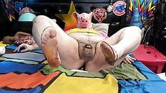 Pucołowaty miś w masce świni jedzie dildo BBC podczas leżenia. (1080p)