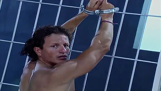 İki gardiyan, bir hapishane - parmaklıklar arkasında anal boyun eğme