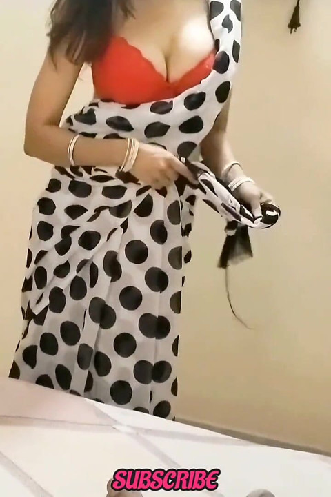हिंदी गंदी बात भाभी घर पर अकेली और अपने देवर को चिढ़ा रही है