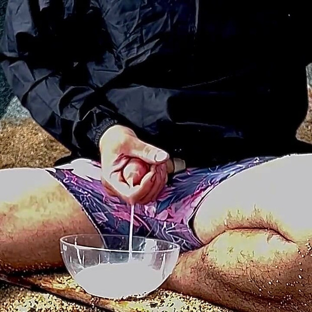 Svršavam na plaži i skupljam svu ejakulaciju u zdjelu