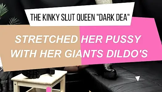 Извращенная королева шлюшек "Dark Dea" растягивается и трахает ее киску огромными дилдо членами