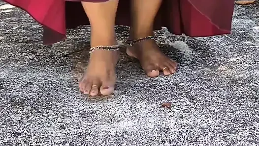 Gadis India dengan rok merah dan atasan putih