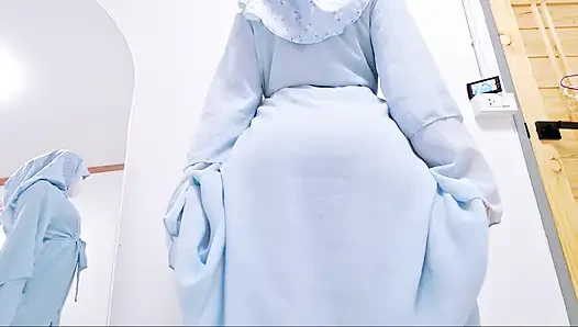 Pov: gadis berhijab dengan pantat montok dan biru abaya menggoda.