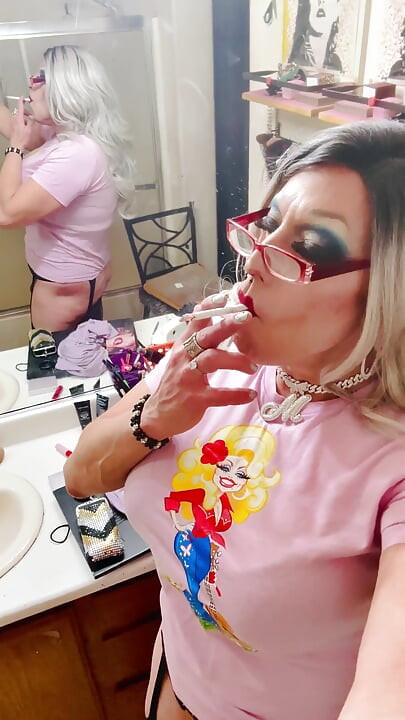 Marilyn Loves Dolly Smoking Fetish Tease