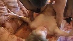 Британская милфа-шлюшка принимает порцию спермы в любительском видео
