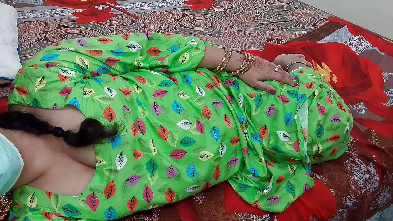 Madrasta estava chateada, enteado descobriu - madrasta indiana e enteado compartilham cama de solteiro