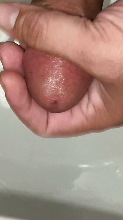 I have a horny cock , and I'm in the tolets to cum, I'm cumming my cock and I've been fucking it until I cum