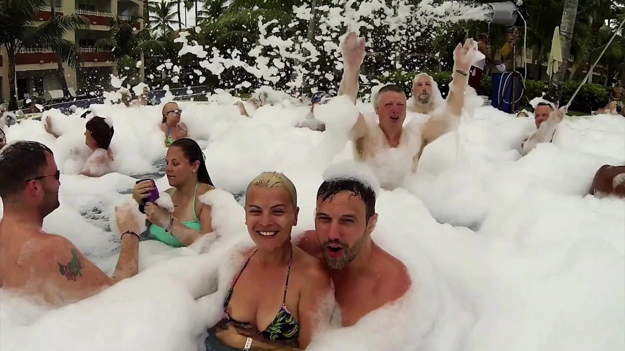 刚婚的夫妇在蜜月期间享受很多性乐趣 - 3场景1