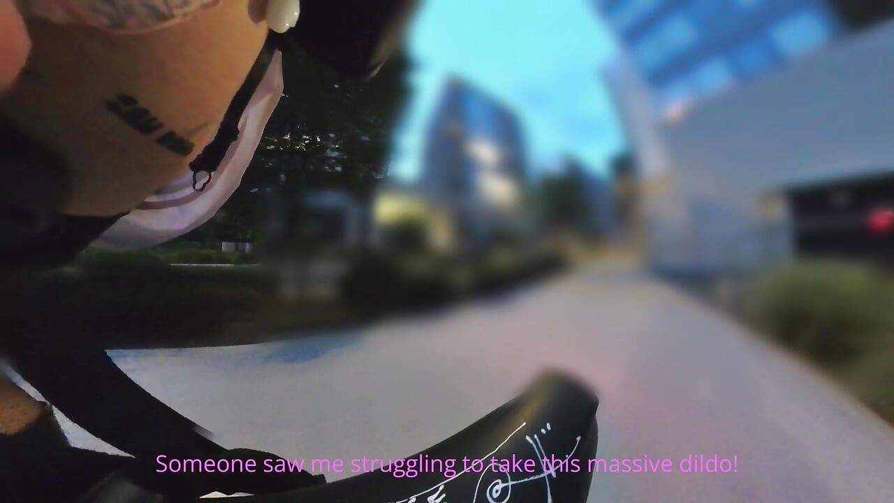 Масивний ділдо набив дупу і виставив на публіці