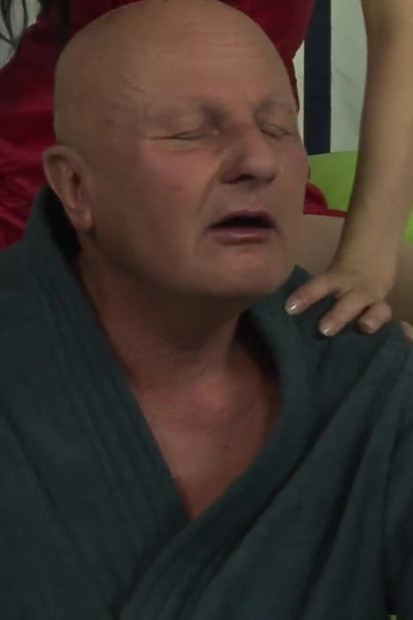 Očuh mi pokazuje ljubav!