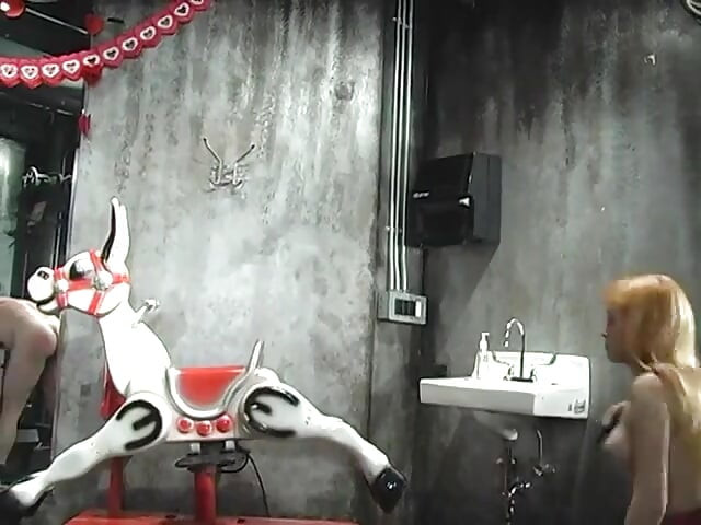 뚱뚱한 노예를 채찍질하고 노를 젓는 두 명의 Dominatrix