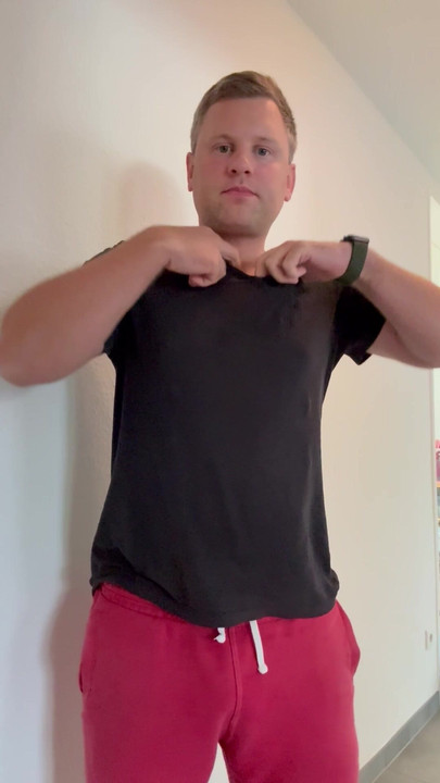 Pascal se déshabille à la maison