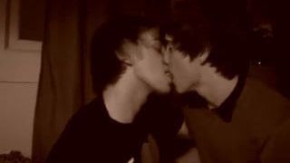 Two twinks kissing